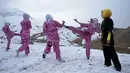 Sima Azimi (kanan) mengamati para muridnya berlatih seni bela diri wushu di puncak bukit Shahrak Haji Nabi, Kabul, 29 Januari 2017. Sima Azimi (20) adalah wanita pertama dari Afghanistan yang menjadi pelatih seni bela diri Wushu (WAKIL KOHSAR/AFP)