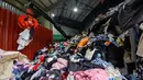 Jumlah limbah dari aktivitas pembuatan baju, celana, hingga sepatu di seluruh dunia semakin meningkat, seiring dengan makin banyaknya juga air bersih terbuang demi mengikuti tren fesyen. (ANTHONY WALLACE/AFP)