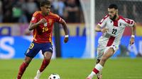 Winger Spanyol Lamine Yamal mencoba bongkar pertahanan Georgia pada laga 16 besar Euro 2024 (AP)
