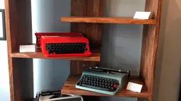 Penampakan mesin ketik vintage yang dijual di Gramercy Typewriter Co di New York, Amerika Serikat, 28 Juni 2019. Generasi muda menemukan kegembiraan tersendiri saat mendengar suara mesin ketik. (Katherine Roth via AP)