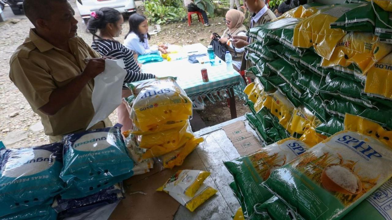 Selain beras SPHP dalam operasi pasar ini juga menyalurkan beras berlabel Tugupadi dengan berat yang sama 5 kilogram. Foto: Merdeka.com /Arie Basuki