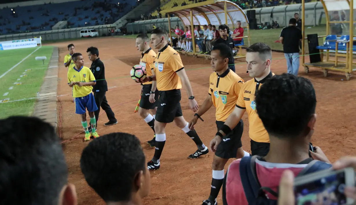 Wasit Evan Shaun Robert (2kiri) dan asisten wasit, Brown Wilson Kenneth (kiri) dan George  Lakrindis (kanan) memasuki lapangan saat laga PS TNI melawan Persib Bandung di Stadion Si Jalak Harupat, Sabtu (05/8/2017). (Bola.com/Nicklas Hanoatubun)