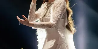 Mahalini tampil di hari ketiga Pestapora. Ia terlihat begitu memikat dengan busada dominasi  nuansa putih. [Foto: Instagram/ Mahalini]