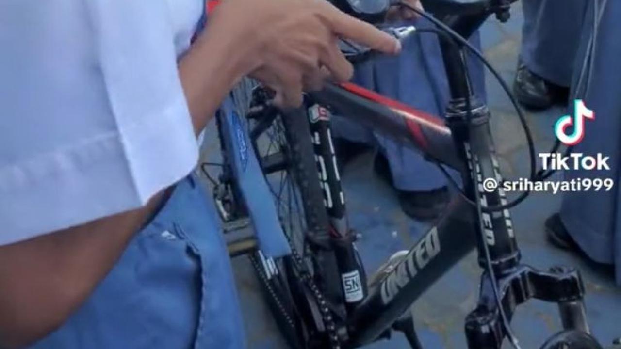 Viral Anak SMA Iuran Belikan Sepeda untuk Temannya yang ke Sekolah Jalan Kaki, Tuai Pujian
