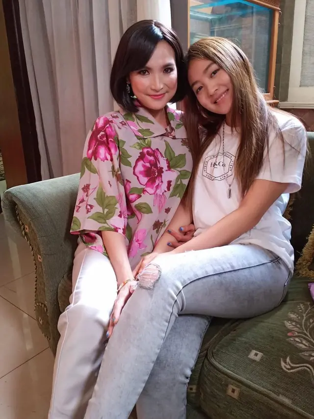 Kerap Main Sinetron Bareng, Ini 6 Potret Kompak Natasha Wilona dan Nunu Datau