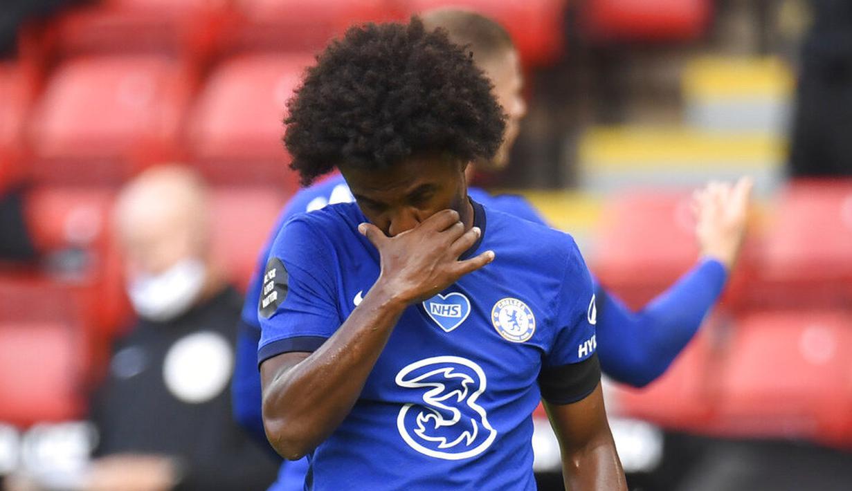 Pemain Chelsea, Willian, tampak kecewa usai ditaklukkan Sheffield United pada laga Premier League di Stadion Bramall Lane, Sabtu (11/7/2020). Chelsea kalah tiga gol tanpa balas. (Peter Powell/Pool via AP)