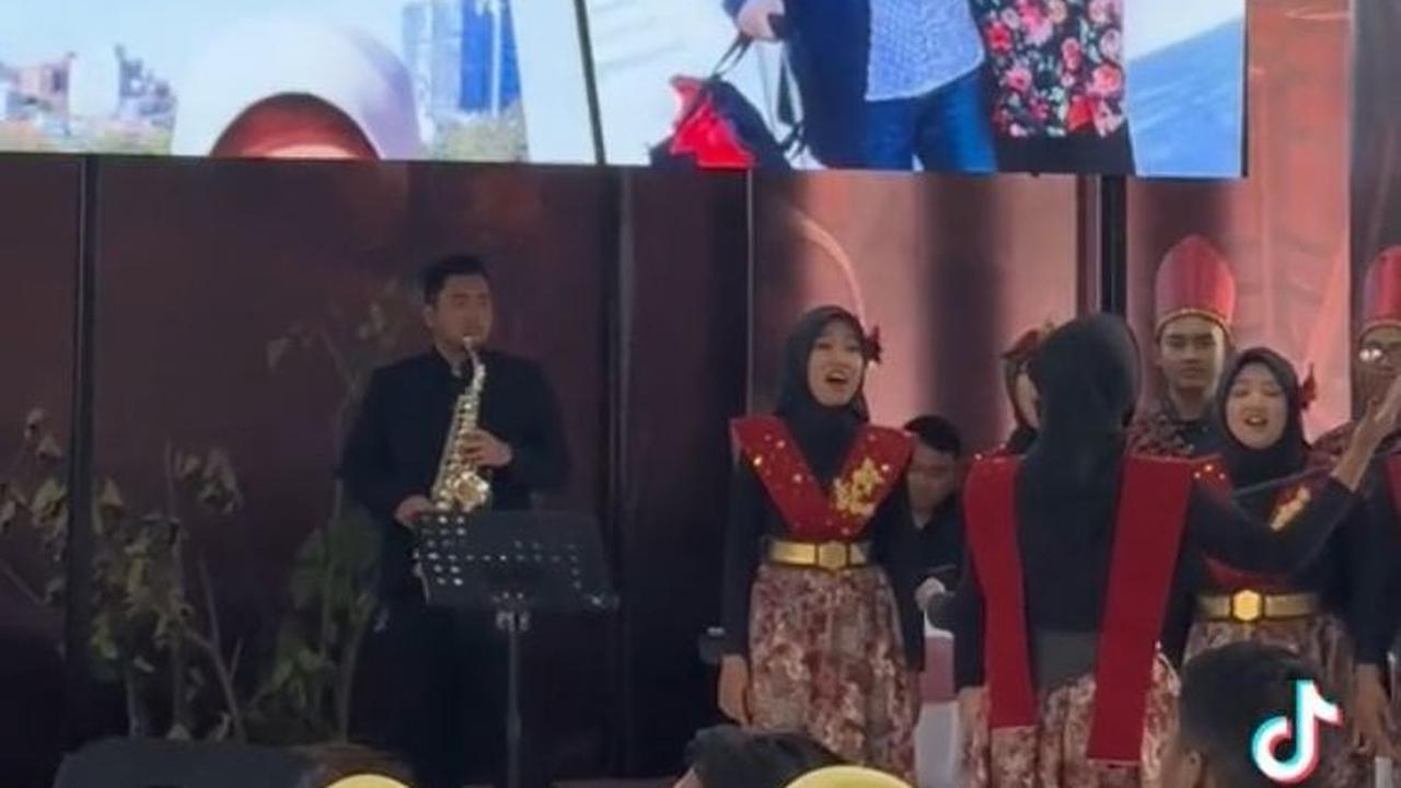 Selama ini, pasangan suami istri ini berjuang bersama untuk menjadi guru besar.