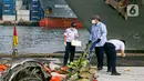 Petugas Komite Nasional Keselamatan Transportasi (KNKT) melakukan identifikasi pesawat Sriwijaya Air SJ 182 di Dermaga JICT, Tanjung Priok, Jakarta, Kamis (21/1/2021). Operasi SAR korban Sriwijaya Air SJ 182 ditutup setelah berjalan selama 13 hari sejak 9 Januari 2021. (Liputan6.com/Faizal Fanani)