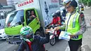 Selain itu juga dibagikan takjil dan salinan surat edaran tentang tata tertib lalu lintas selama Ramadhan dan Lebaran dan himbauan tidak menggunakan sepeda motor untuk mudik, Jakarta, Jumat (18/07/2014)(Liputan6.com/Faizal Fanani)