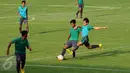 Calon pemain Timnas Indonesia U-19 berebut bola saat latihan seleksi di lapangan Atang Sutresna, Jakarta, Kamis (23/3). 35 pesepakbola muda Indonesia mengikuti latihan seleksi Timnas U-19. (Liputan6.com/Helmi Fithriansyah)