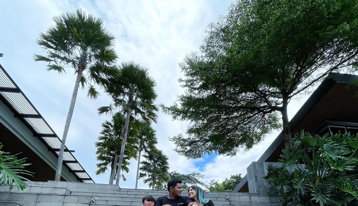 Chua Kotak tak memberitahu pasti di mana mereka berpose. Namun kebahagiaan tetap terlihat dari wajah Chua dan suami serta anak-anak. (Foto: Instagram/@chuakotak)