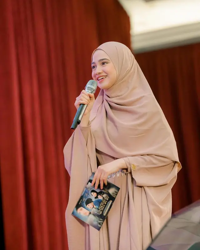 Perankan wanita berhijab di sinetron, 7 gaya hijab Syifa Hadju ini simpel tapi tetap stylish 