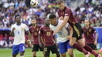 Bek Prancis, William Saliba, berduel dengan pemain Belgia, Timothy Castagne, pada 16 besar Piala Eropa 2024 di&nbsp;Duesseldorf, Jerman, Senin (1/7/2024) malam WIB.&nbsp;(AP Photo/Darko Vojinovic)