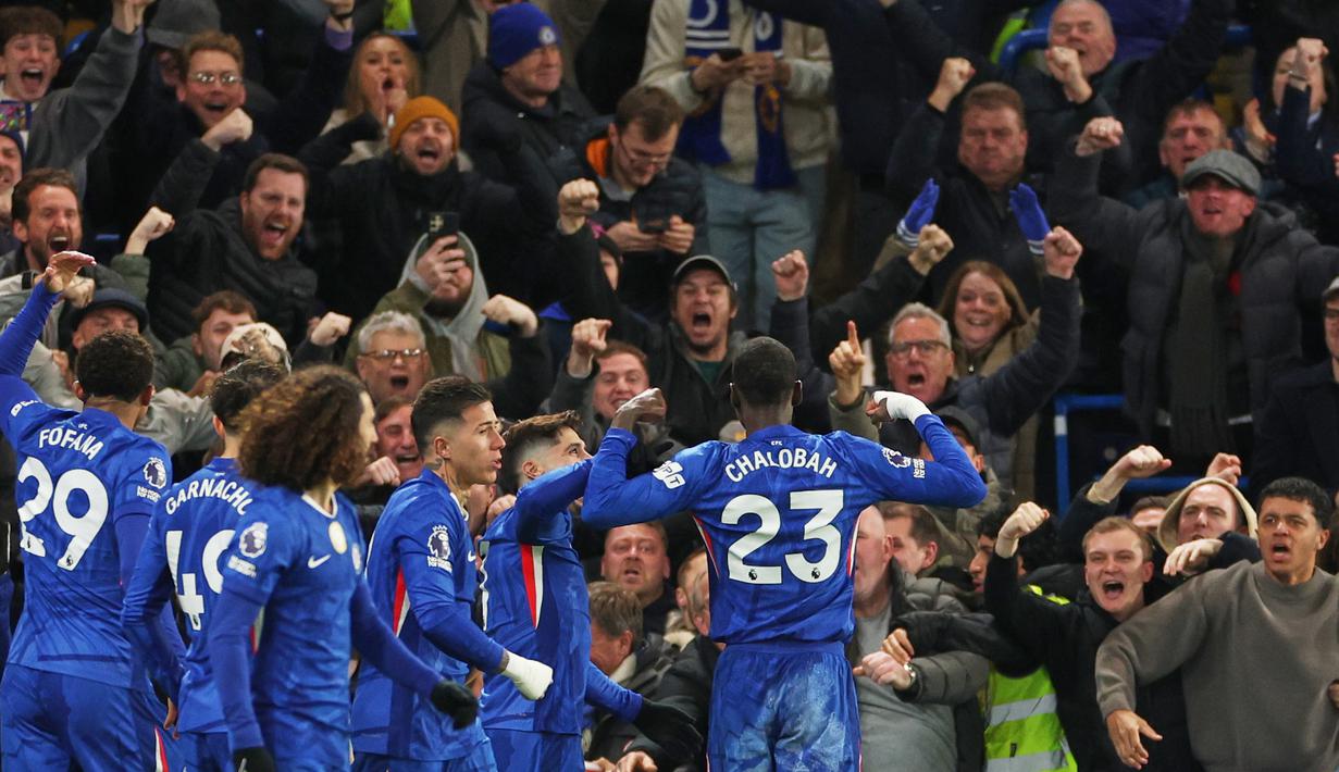 Pemain Chelsea, Trevoh Chalobah merayakan golnya di depan suporter dalam laga lanjutan Liga Inggris 2025/2026 melawan Chelsea di Stamford Bridge, London, Minggu (30/11/2025). (AP Photo/Ian Walton)