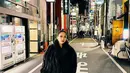 Liburan ke Jepang, Bunga Citra Lestari tampil modis serba hitam dengan padu padan fur coat, long pants dan sepatu boots [Instagram].