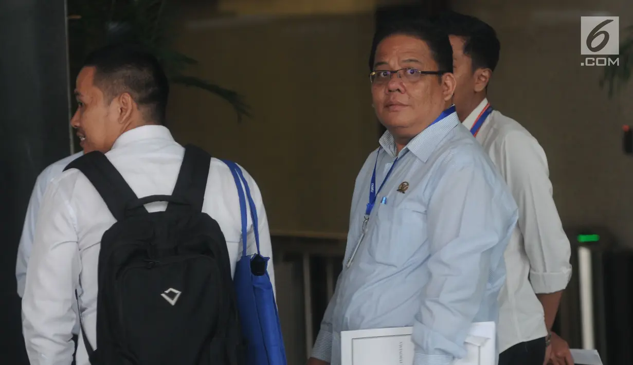Komisioner Ombudsman RI, Adrianus Meliala bersama anggota Ombudsman lainnya tiba di gedung KPK, Jakarta, Selasa (15/5). Adrianus datang untuk membahas kasus penyiraman air keras terhadap penyidik senior KPK Novel Baswedan. (Merdeka.com/Dwi Narwoko)