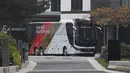 Bus timnas Jerman diparkir di depan hotel tim di Wolfsburg, Jerman, Selasa (9/11/2021). Jelang pertandingan kualifikasi Piala Dunia melawan Liechtenstein, Asosiasi Sepak Bola Jerman (DFB) mengatakan ada kasus positif Corona di lingkaran dari timnas Jerman. (Swen Pfoertner/dpa via AP)