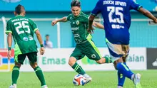 Kim Jeffrey Kurniawan (tengah) melepaskan tembakan pada laga Persiku Kudus Vs PSS Sleman di Stadion Wergu Wetan, Kudus, Jawa Tengah, Minggu (21/9/2025) sore WIB. (Bola.com/Dok. PSS Sleman)