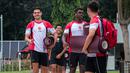 Kedatangan pemain Timnas Indonesia U-20, Jens Raven (kiri) bersama rekan-rekannya saat latihan resmi menjelang Kualifikasi Piala Asia U-20 2025 yang berlangsung di Lapangan A, Stadion Utama Gelora Bung Karno (SUGBK), Senayan, Jakarta, Selasa (24/09/2024). (Bola.com/Bagaskara Lazuardi)