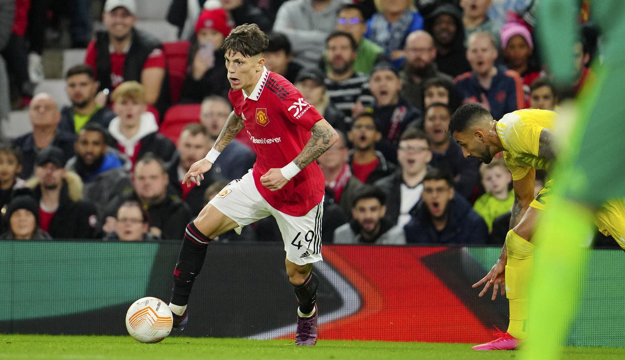 Dalam laga melawan Sheriff Tiraspol pada matchday kelima Liga Europa 2022/2023 yang berkesudahan 3-0 untuk kemenangan Manchester United, ia mengukir sejarah dalam kariernya dengan debut sebagai starter bersama tim senior Manchester United. (AP/Jon Super)