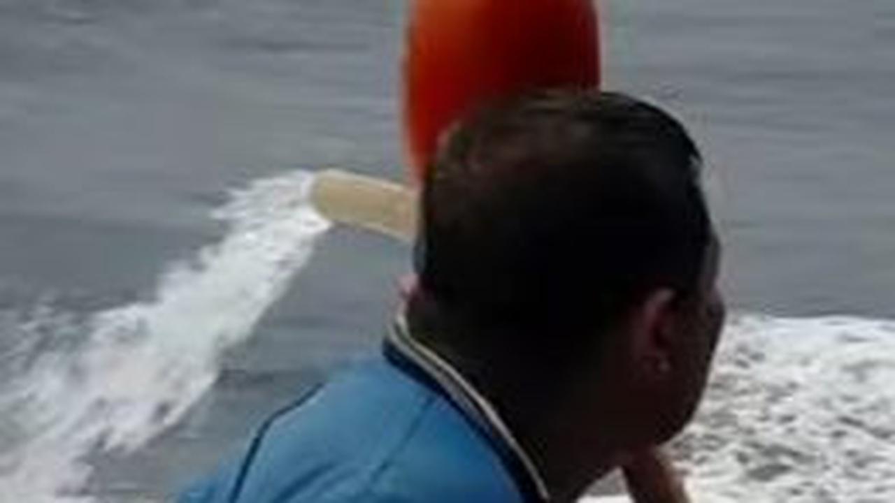 Perekam video menyebut, jika ia dan rekan nelayan lainnya biasanya bertahan selama beberapa hari di tengah laut.<br><br>Mereka baru pulang ketika hasil tangkapan ikan dirasa cukup untuk dijual.