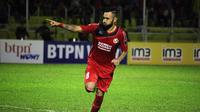 Marcel Sacramento (Semen Padang) saat merayakan golnya ke gawang PS TNI (26/6/2016). (Bola.com/Arya Sikumbang)