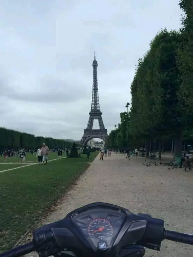 6 Editan Foto ala Orang Indonesia di Paris Ini Bikin Ngakak