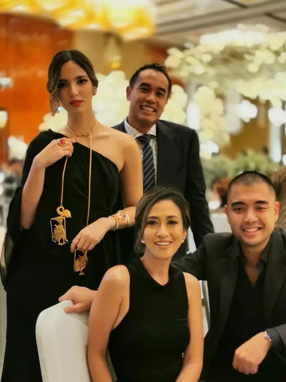 Outfit Kondangan Nia Ramadhani dengan Bahu Terbuka, Anggun Maksimal