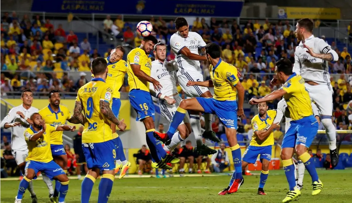Duel antara pemain Real Madrid dan Las Palmas dalam lanjutan La Liga di Gran Canaria, Las Palmas, Minggu (25/9/2016) dini hari WIB. (Reuters/Borja Suarez)