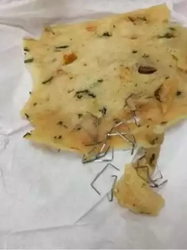 6 Momen Apes Penemuan Benda Tajam di Makanan Ini Bikin Kaget