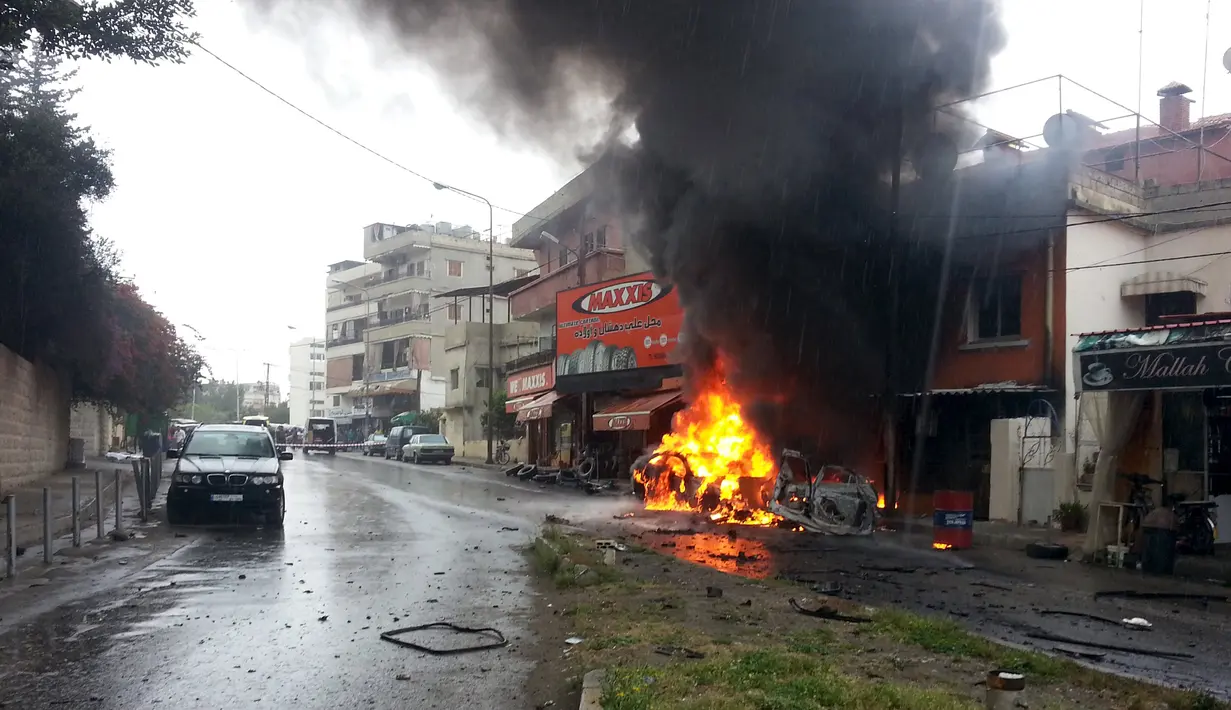 Ledakan bom mobil mengguncang Kota Sidon, sebelah selatan Lebanon, Selasa (12/4). Ledakan tersebut menewaskan pejabat dari gerakan Fatah, Fethi Zeydan, yang bertanggung jawab atas kamp Mieh Mieh yang ditempati warga Palestina di Sidon. (REUTERS/Stringer)