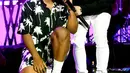 Penampilan Marshmello (kanan) bersama Khalid saat tampil dalam Coachella Music & Art Festival di Indio, California, Amerika Serikat, 14 April 2019. (KEVIN WINTER/GETTY IMAGES NORTH AMERICA/AFP)