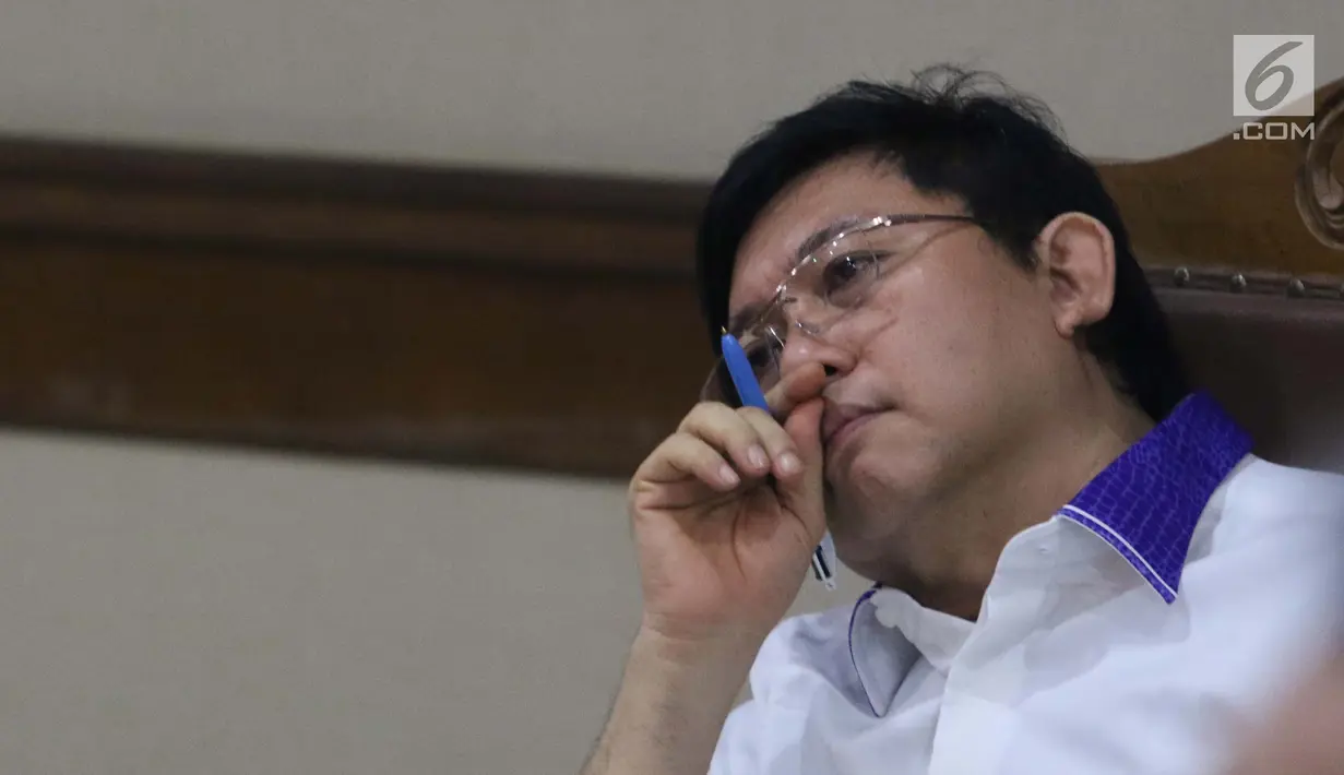 Terdakwa dugaan menghalangi proses penyidikan KPK, Lucas saat menjalani sidang lanjutan di Pengadilan Tipikor, Jakarta, Kamis (17/1). Sidang mendengar keterangan dua orang saksi, salah satunya Eddy Sindoro. (Liputan6.com/Helmi Fithriansyah)