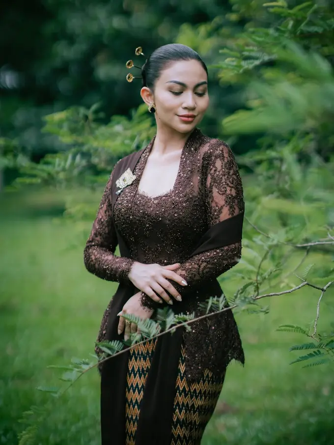 Potret Ariel Tatum Pancarkan Pesona Bangsawan Jawa Era 1950-an, Padukan Kebaya Kutubaru dan Tas Warisan Sang Nenek