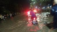 Sejumlah kawasan di Surabaya banjir pada Rabu, 15 Januari 2020. (Foto: Liputan6.com/Dian Kurniawan)