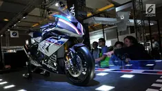 Pengunjung melihat-lihat motor BMW HP4 Race yang dipamerkan di Indonesia International Motor Show 2018 di JIExpo, Jakarta, Jumat (20/4). Banderol harga sepeda motor ini disebut-sebut mencapai Rp 2,1 miliar. (Liputan6.com/Helmi Fithriansyah)