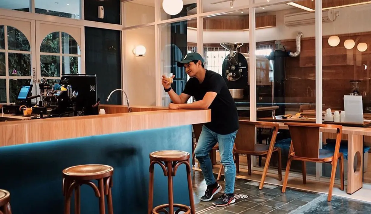 Chand Kelvin juga menambahkan topi untuk melengkapi outfit casualnya ini. (Liputan6.com/IG/@chand_kelvin)