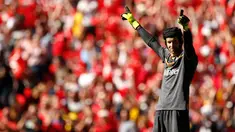 Penyelamatan gemilang Petr Cech kiper Arsenal saat menghalau tendangan bebas Oscar di Community Shield melawan Chelsea.