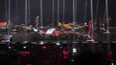 Para pembalap berdiri di dekat mobil mereka dalam acara peluncuran tim Formula 1 yang bertajuk 'F1 75' di O2 Arena, London, Selasa (18/02/2025). (AP Photo/Kin Cheung)