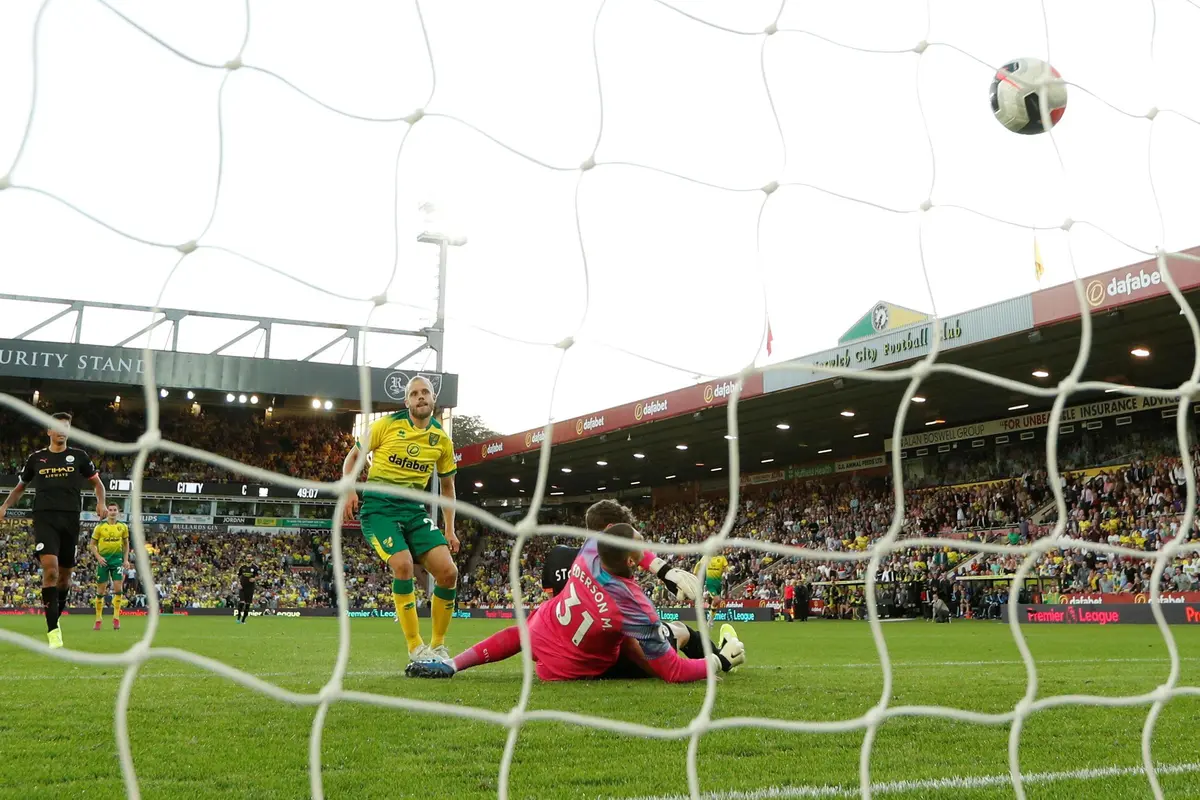 Bomber Norwich City, Teemu Pukki, ketika menaklukkan kiper Manchester City, Ederson