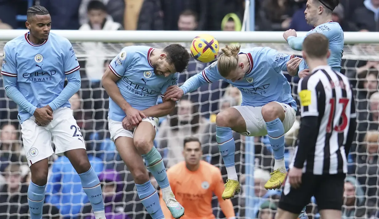 Striker Manchester City, Erling Haaland (kedua kanan) dan rekannya Ruben Dias berusaha menghalau bola tendangan bebas pemain Newcastle United pada laga lanjutan Liga Inggris 2022/2023 di Etihad Stadium, Manchester, Sabtu (4/3/2023) malam WIB. (AP Photo/Dave Thompson)