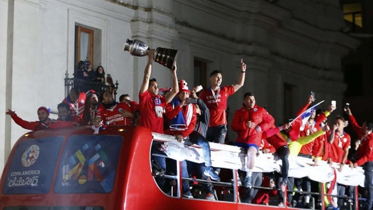Bentrokan sengit polisi vs suporter hiasi pesta juara Chile