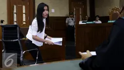 Jessica Kumala Wongso berbincang dengan penasehat hukumnya jelang sidang ke-31 kasus pembunuhan Wayan Mirna Salihin di PN Jakpus, Kamis (20/10). Dalam duplik atas replik jaksa, Jessica kembali mencurahkan isi hatinya. (Liputan6.com/Helmi Afandi)