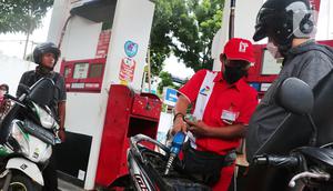 Petugas melayani pembelian BBM jenis pertamax di SPBU di Jakarta, Selasa (3/1/2023).Selain menurunkan harga Pertamax, pemerintah juga menurunkan harga Pertamax Turbo (RON 98) yang turun harga dari Rp15.200 per liter menjadi Rp14.180 per liter sejak penyesuaian harga terakhir. (Liputan6.com/Angga Yuniar)
