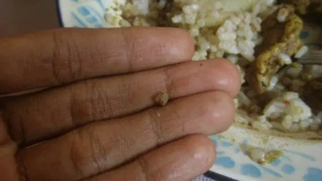 6 Momen Kuli Bangunan saat Makan Setelah Bekerja Ini Curi Perhatian