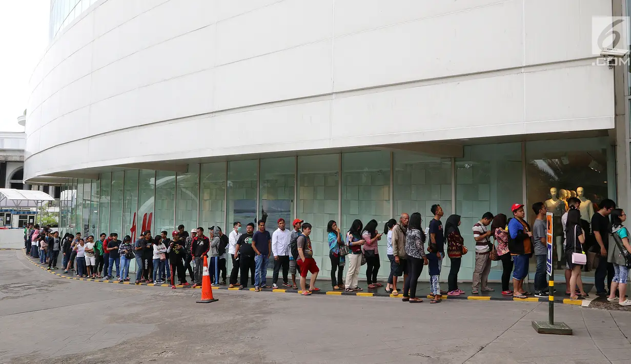 Ratusan calon pembeli rela antre di depan Emporium Pluit Mall, Jakarta. Minggu (21/1). Sejumlah asesoris dan handphone ditawarkan di Authorized Mi Store yang baru saja dibuka. (Liputan6.com/Fery Pradolo)