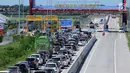 Situasi jelang gerbang keluar Tol Brebes Barat, Jawa Tengah, Sabtu (23/12). Untuk mengurangi kemacetan di pintu Tol Brebes Timur petugas mengalihkan arus lalu lintas keluar Tol Brebes Barat. (Liputan6.com/Helmi Fithriansyah)