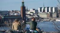 Orang-orang menikmati cuaca hangat di Stockholm, Rabu (22/4/2020). Swedia belum memberlakukan lockdown, seperti mayoritas negara Eropa lainnya, namum pemerintah memberikan tanggung jawab besar kepada penduduknya untuk membantu mengurangi penyebaran virus corona. (Anders WIKLUND/TT NEWS AGENCY/AFP)