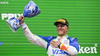 Pembalap Prancis RB yang berada di posisi ketiga, Isack Hadjar, merayakan kemenangannya di podium setelah Grand Prix Formula Satu Belanda di Sirkuit Zandvoort, Belanda barat, pada 31 Agustus 2025. (JOHN THYS/AFP)