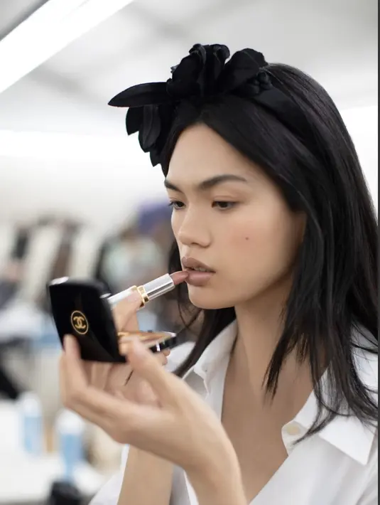 Panggung runway Chanel hadirkan tren fashion yang akan mewarnai industri di tahun mendatang. Pada kesempatan ini, tren kecantikan juga menjadi hal yang harus diperhatikan. [Foto: Chanel.dok]